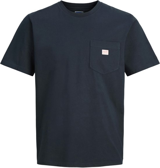 T-shirt bleu foncé avec poche poitrine et étiquette rouge et blanche.
