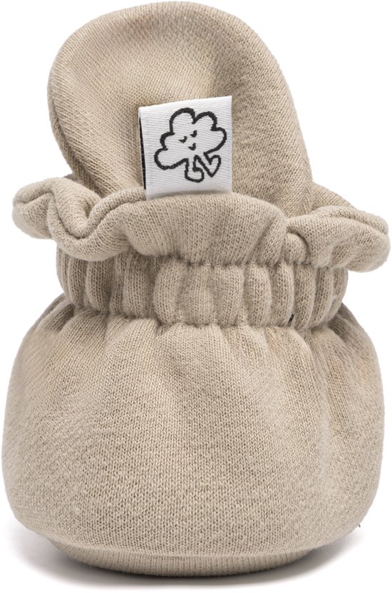Een taupe baby slof met drukknoopsluiting en een label met een wolkje.