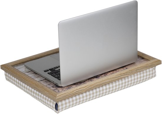 Laptoptafel met een houten hart en verweerd hout, met een beige ruitjes kussen.