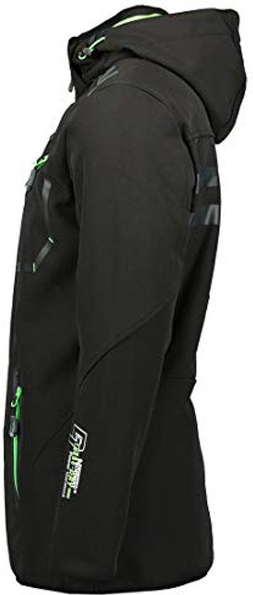 Zijaanzicht van een zwarte softshell jas met capuchon, groene ritsen en opdruk.
