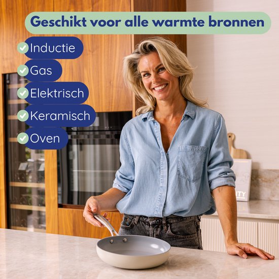Vrouw in de keuken met een grijze pan, met lijst van compatibele warmtebronnen: inductie, gas, elektrisch, keramisch & oven.