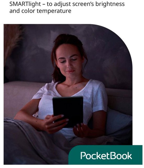 Vrouw op de bank leest op een donkere kamer op de PocketBook InkPad Color 3 met SMARTlight.