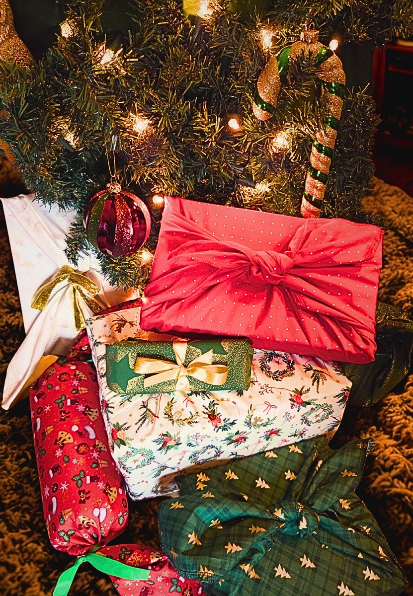 Giftwrappies Furoshiki - set van 2 doeken – Kerst – wit/groen/rood/ goud kerstkrans - herbruikbare cadeauverpakking - 30x30 en 50x50 cm - duurzaam - alternatief voor cadeaupapier