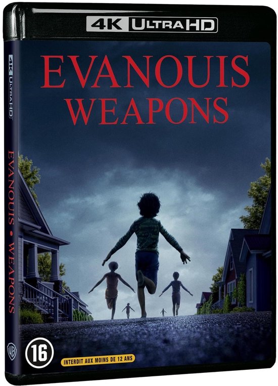 Een groep kinderen rent weg van de kijker op een straat, met huizen aan weerszijden. Tekst: 4K ULTRA HD, EVANOUS WEAPONS, 16.