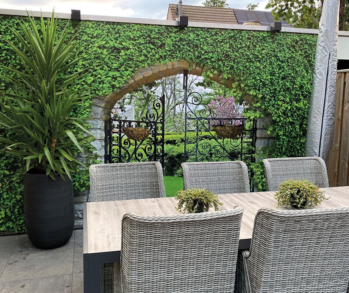 Tuinposter - B x H: 325 x 250 cm - Entrance - Inclusief ophangset - Tuindecoratie - Tuindoek - Doorkijk effect - Klimop met poort - Schutting decoratie - Schuttingdoek - Tuindoek schutting - Tuindoekidee - Tuinposter op maat