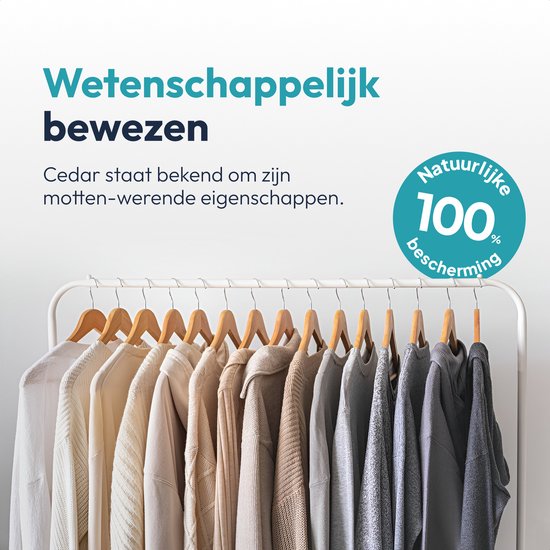 Wetenschappelijk bewezen: Ceder biedt 100% natuurlijke bescherming tegen motten. Kledinghangers met kleding in een rek.