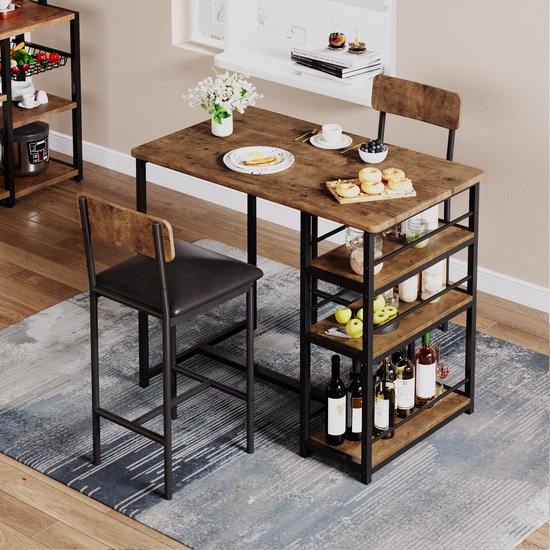 Keukentafel met bruin houten blad, metalen frame en 3 opbergplanken, met twee barkrukken.