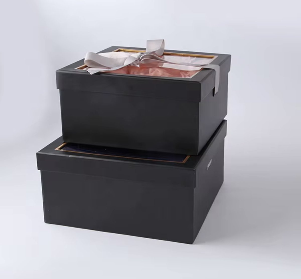 Luxe Cadeaudoos met Transparant Deksel en Satijnen Lint – 23.5*23.5*11cm - Zwart - Stijlvolle Geschenkverpakking voor Sieraden, Chocolade of Cadeaus – Herbruikbaar & Stevig