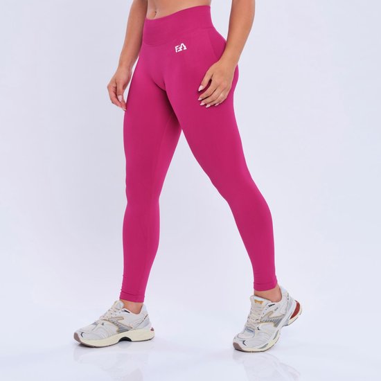 Roze sportlegging met EA logo op de heup, gedragen met sportschoenen.