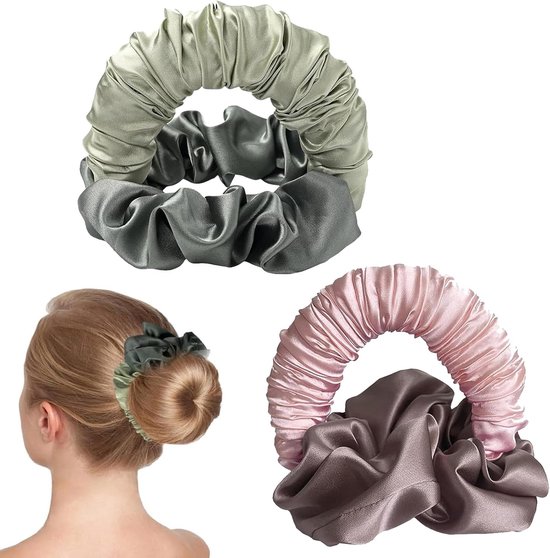 Twee satijnen scrunchies, lichtgrijs en donkergrijs, en roze en donkergrijs. Gedemonstreerd op vrouw met opgestoken haar.