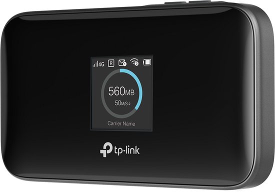 Zwarte TP-Link mobiele WiFi-router op een zwarte achtergrond.