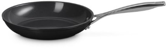 Le Creuset Koekenpan Essential Non-Stick Ceramic – Ø 24 cm – Keramische Antiaanbaklaag – Geschikt voor Inductie, Gas, Elektrisch en Oven – PFAS-vrij – Duurzaam en Makkelijk te Reinigen – Ideaal voor Gezond Koken met Minder Vet