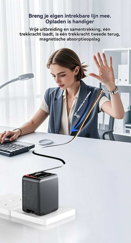 Vrouw zit aan een bureau met laptop, terwijl de grijze GaN-oplader met uitschuifbare kabel een smartphone oplaadt.