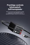 Zwarte GaN-oplader met uitschuifbare kabel, twee USB-poorten en één USB-C poort met 45W.