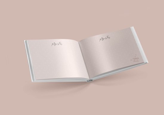 Een open kraamvisiteboek met een roze achtergrond en witte polka dots. Beide pagina's zijn leeg en tonen de tekst 'Mijn fotoboek'.