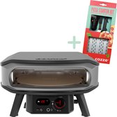 Grijze gas pizzaoven met zwarte accenten en een pizzastarterkit ernaast. De oven heeft een draaiende pizzasteen en een bedieningspaneel met 600°C.