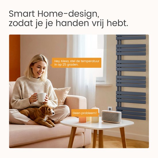 Vrouw met hond op bank bedient temperatuur van donkergrijze handdoekradiator met stem via Alexa, met tekstballon 'Hey Alexa, stel de temperatuur in op 25 graden.'