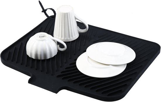 Tapis égouttoir en silicone noir avec nervures, deux tasses blanches et deux soucoupes blanches. Parfait pour la petite vaisselle.