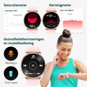 Roze smartwatch met gouden details op de pols van een vrouw, met saturatie- en hartslagmeter, en muziekbediening.