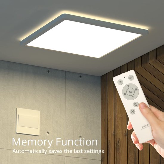 Een hand houdt een afstandsbediening vast voor een vierkante, dimbare plafondlamp met geheugenfunctie.