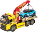 Gele takelwagen met rode kraan die een blauwe Ford Mustang op de laadbak heeft.