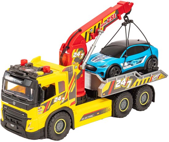 Gele takelwagen met rode kraan die een blauwe Ford Mustang op de laadbak heeft.
