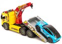 Gele takelwagen met rode kraan die een blauwe Ford Mustang op de laadhelling plaatst.