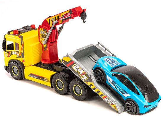 Gele takelwagen met rode kraan die een blauwe Ford Mustang op de laadhelling plaatst.