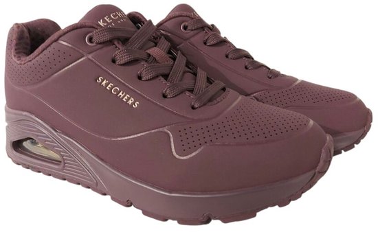Baskets Skechers UNO de couleur bordeaux avec logo "SKECHERS" et coussin d'air visible dans la semelle.