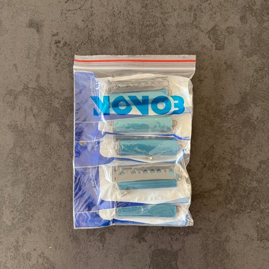 Zak met 5 blauwe druksnappers met 'NOVOB' logo.