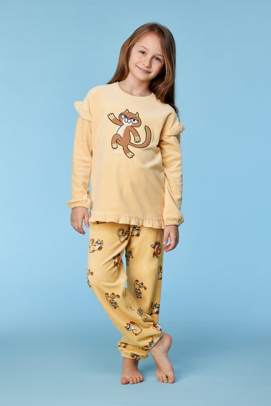 Une fille porte un ensemble de pyjama jaune pâle avec un imprimé de chats. Le pyjama a des manches longues, des volants et un pantalon à bas froncés.