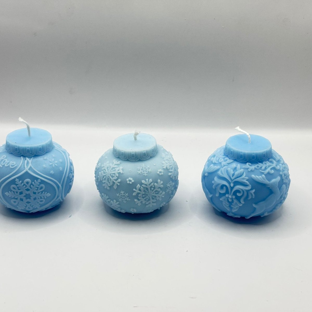 Kerst Geurkaarsen Set – 3 Handgemaakte Kaarsen in Kerstbal Vorm – Luxe Winter Decoratie – Natuurlijke Palmwax – Met Cedergeur – Perfect als Cadeau of Tafelversiering