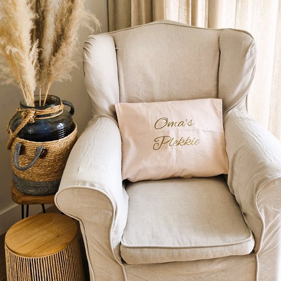 Kussen Kussenhoes met tekst bedrukt cadeau tekstbord plekje oma| oma’s plekkie | roze met opdruk goud met vulling | 50x50 cm | Moederdag verjaardag vrouw