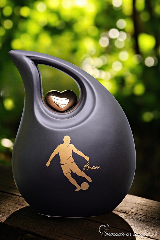 Urn keramiek – voetbal- keramische urn zwart mat traanvorm met goud hartje, voetballer en naam – 3,8 liter – 28 cm