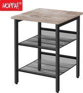 Bruin houten nachtkastje met zwart metalen frame en twee gaasplanken, op witte achtergrond.