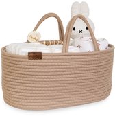 Bruine mand met handvatten, gevuld met luiers, een Miffy-knuffel en een bijtring.