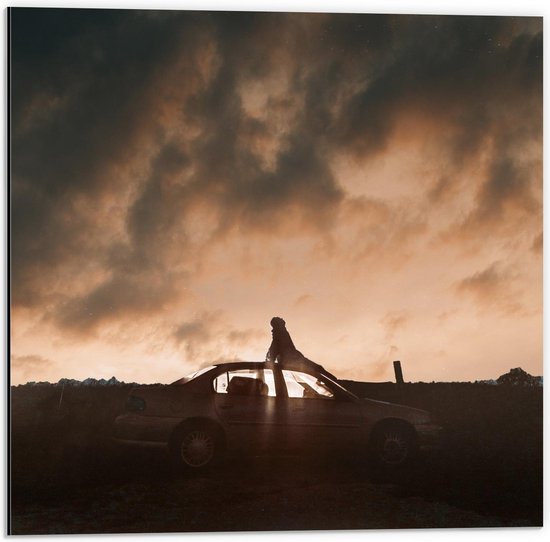 Dibond - Grijze Auto bij een Mooie Zonsondergang - 50x50cm Foto op Aluminium (Wanddecoratie van metaal)