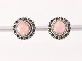 Fijne bewerkte ronde zilveren oorstekers met roze opaal