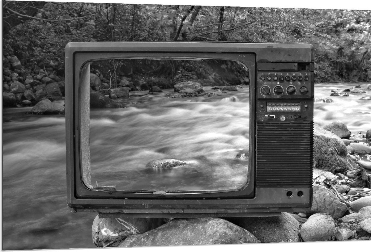 Dibond - Televisie op Stenen bij Rivier - 120x80cm Foto op Aluminium (Wanddecoratie van metaal)