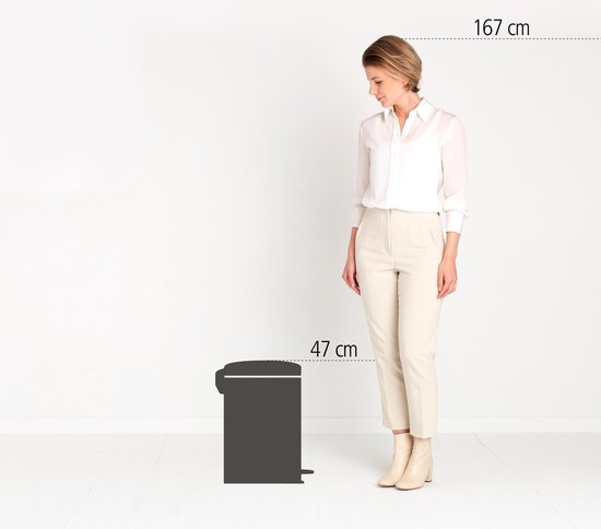 Een vrouw van 167 cm lengte staat naast een zilverkleurige prullenbak van 47 cm hoog.
