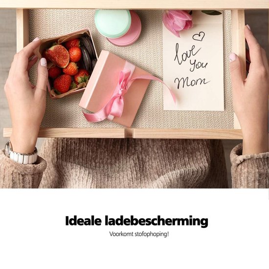 Een beige antislipmat als ladebescherming met een cadeau, aardbeien en een kaart met "love you Mom".