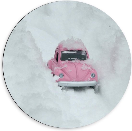 Dibond Wandcirkel - Kleine Roze Auto in de Sneeuw - Foto op Aluminium Wandcirkel (met ophangsysteem)