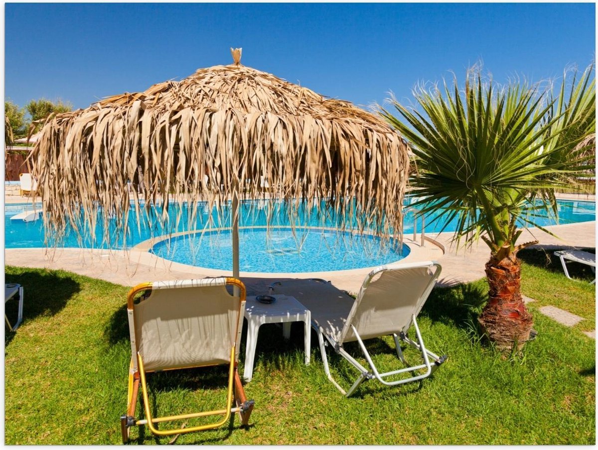 Poster – Lig Bedden onder Parasol aan Zwembad - 40x30cm Foto op Posterpapier