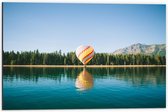Dibond - Luchtballon boven het Water - 60x40cm Foto op Aluminium (Met Ophangsysteem)