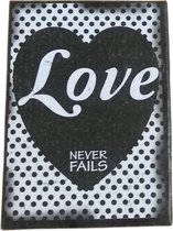 Koelkast magneet  spreuk:   Love never fails- love in zwart hart
