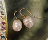 Kleine parel oorbellen licht roze/goud