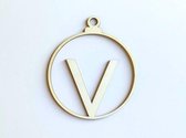 HOUTEN KERSTVERSIERING / WOODEN CHRISTMAS DECORATION - KERSTBAL / CHRISTMAS TREE BAUBLE - Letter V - 9cm - LICHT HOUT / NATURAL WOOD - HOUTEN HANGERS - KERSTBOOM - ALFABET / ALPHAB