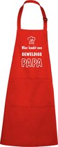 mijncadeautje - luxe schort - hier kookt een geweldige papa - rood - opdruk wit