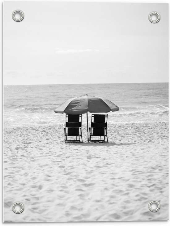 Tuinposter – Stoeltjes op het Strand met Parasol (zwart/wit) - 30x40cm Foto op Tuinposter  (wanddecoratie voor buiten en binnen)