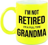 Im not retired im a full time grandma pensioen mok / beker neon geel afscheidscadeau 330 ml